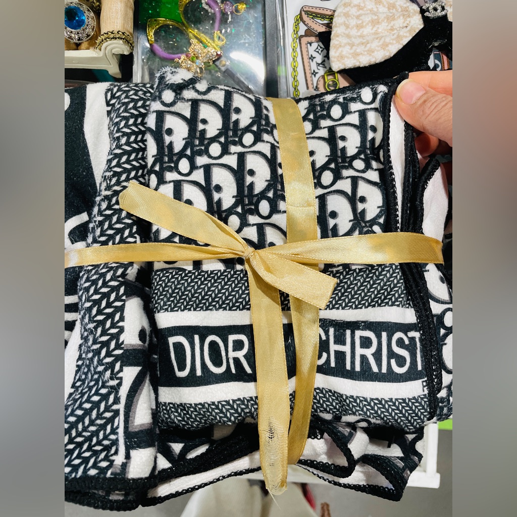 Bathroom Set Of Two Vip Gift Items